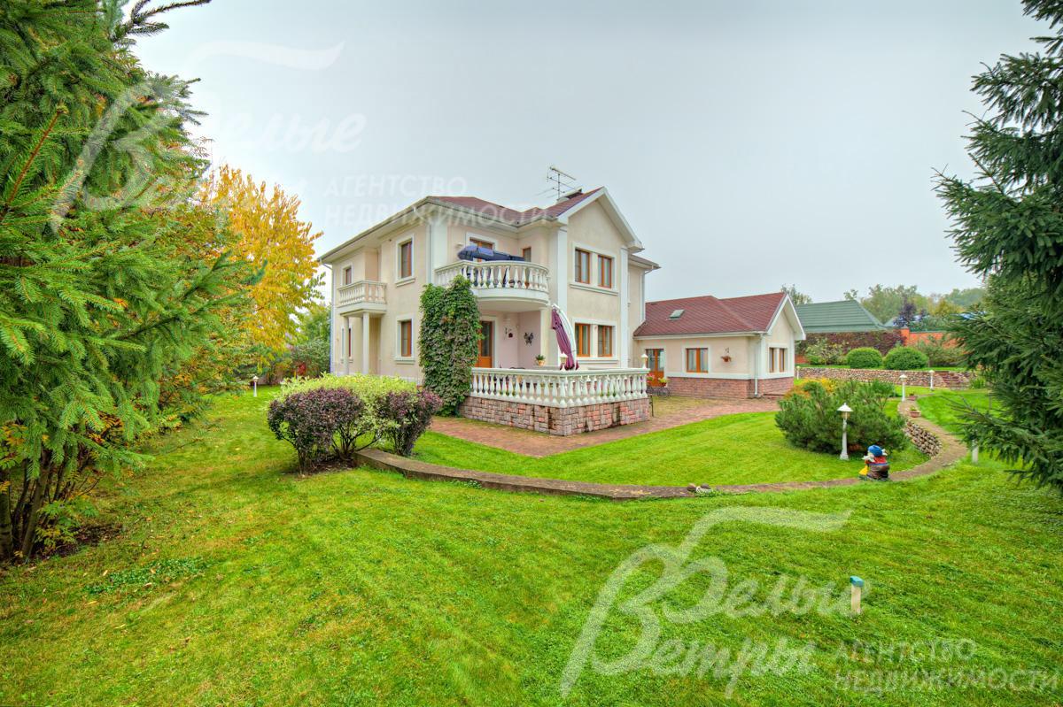 Кирпичный дом с мебелью на участке площадью 20 соток в охраняемом коттеджном поселке Летово