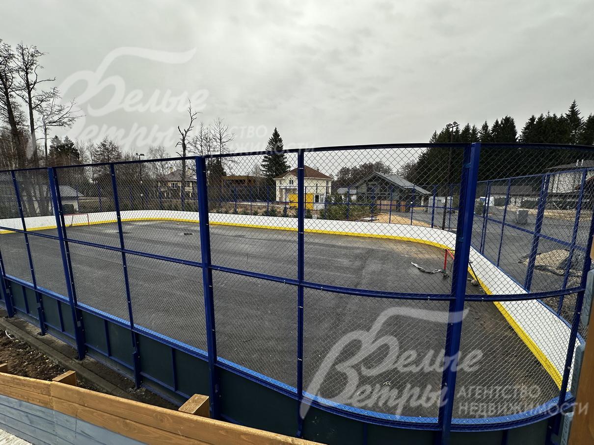 Спортивная площадка на территории поселка Лесной Пейзаж