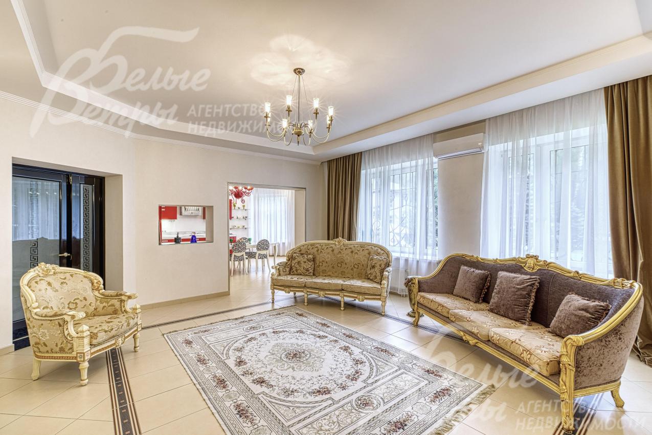 Напольное покрытие гостиной дополнено стильным ковром, гармонично вписывающимся в интерьерный ансамбль