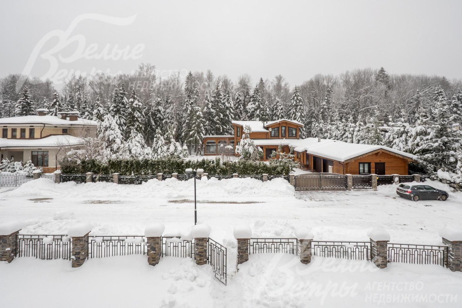 Участок находится в живописном тупике, по периметру огорожен забором в едином стиле коттеджного посёлка
