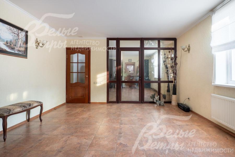 В прихожей установлен встроенный платяной шкаф с зеркалами