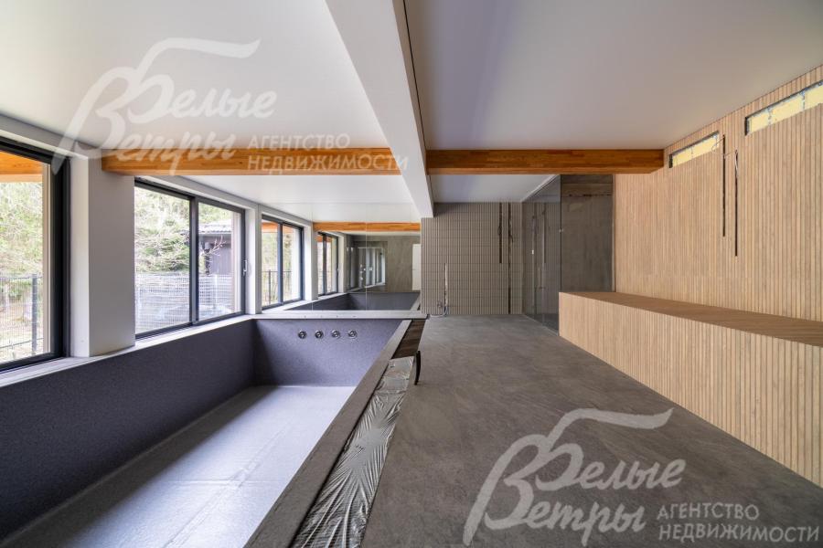 В спа-зоне - большой переливной бассейн размером 7×3,5 м со спортивным противотоком, гидромассажем, водопадом. Напротив - подогревая полка. 