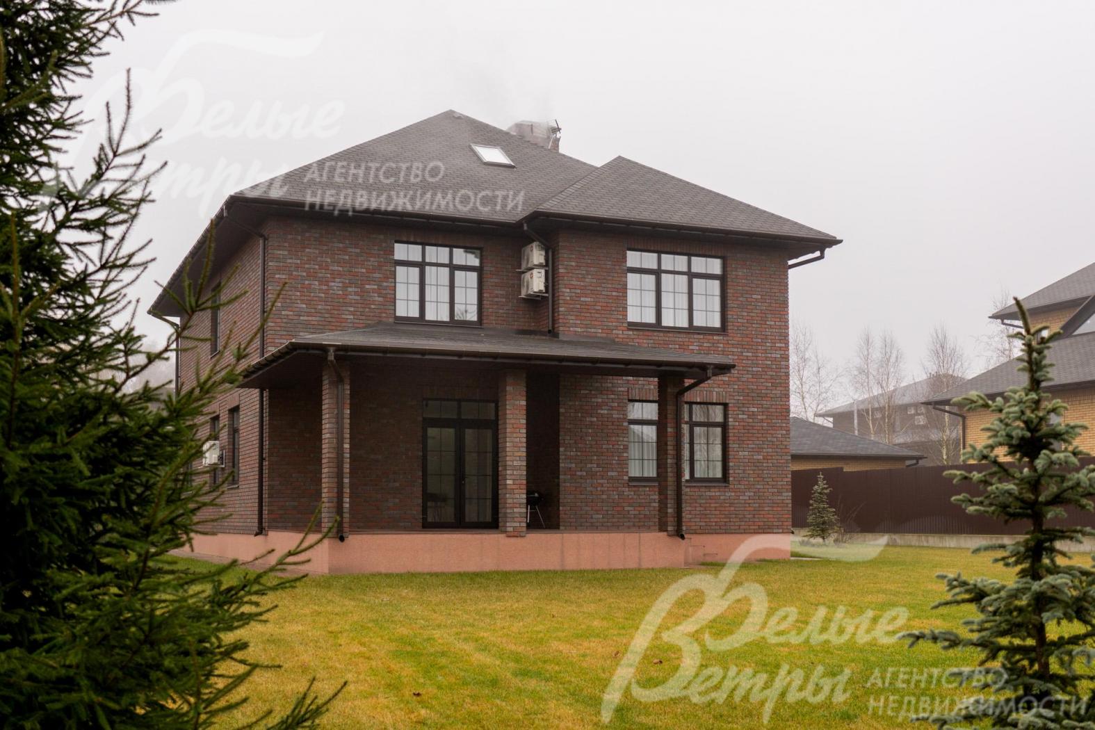 Добротный кирпичный дом на просторном участке 15 соток