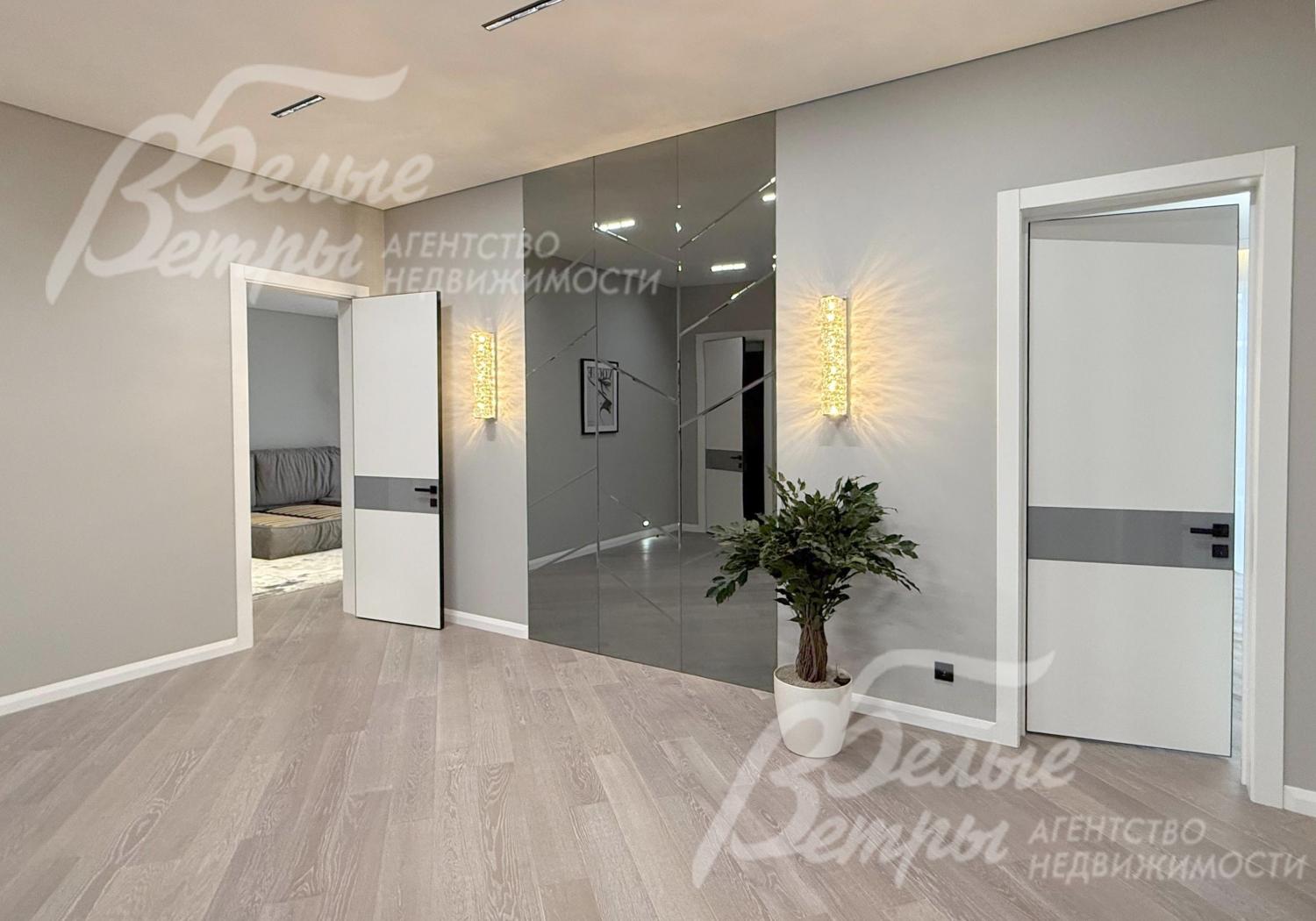 Холл второго этажа: на полу - натуральный шпон дуба