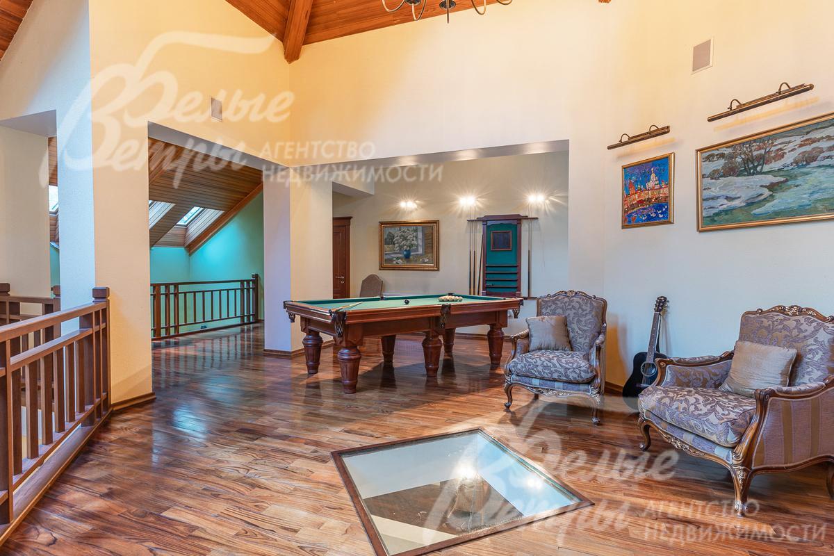 Двухсветный холл 2-го этажа 54 кв.м с столом русского бильярда