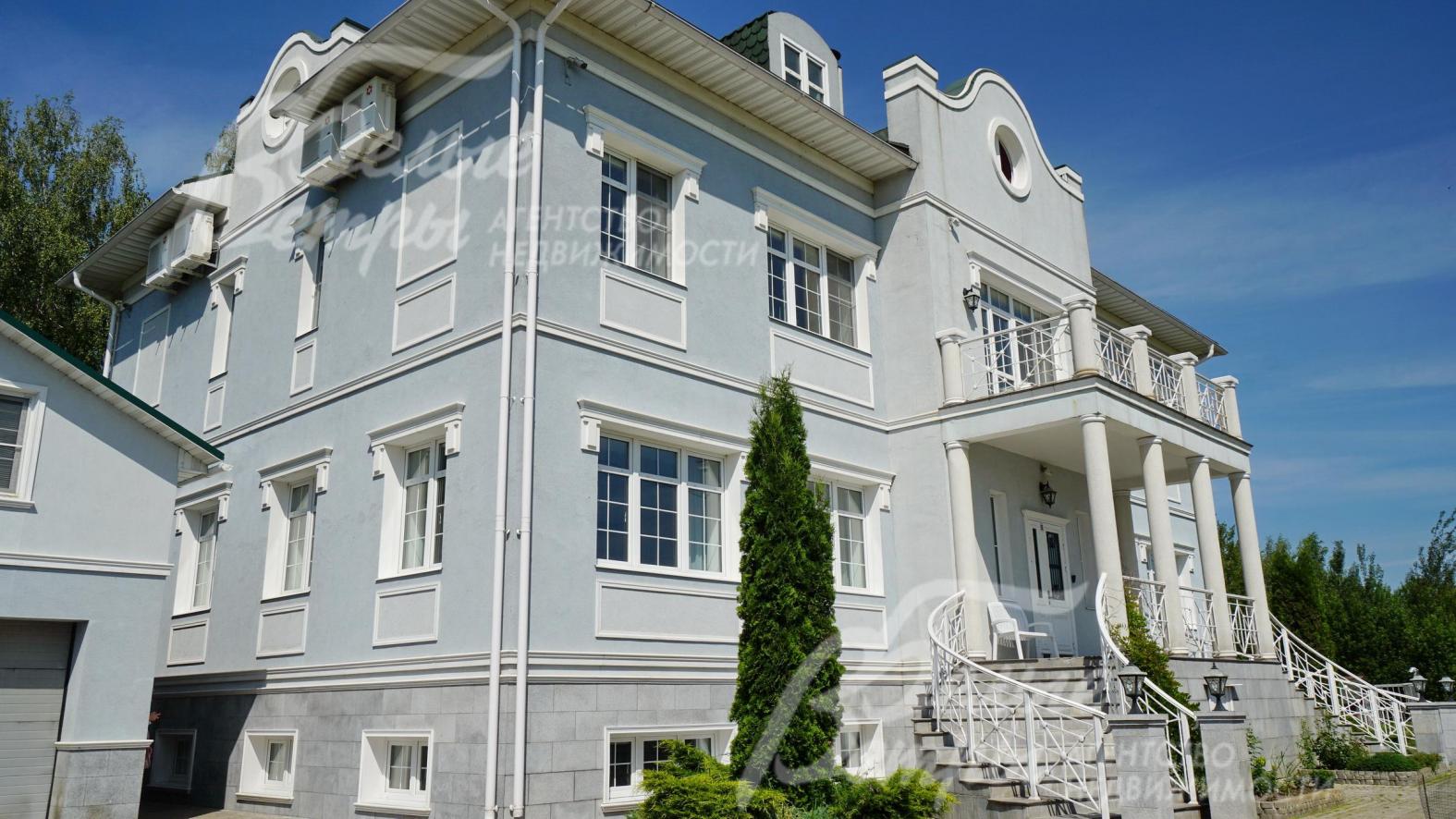 Эффектная широкая двухмаршевая лестница ко входу в дом в стилистике дворянских русских усадеб