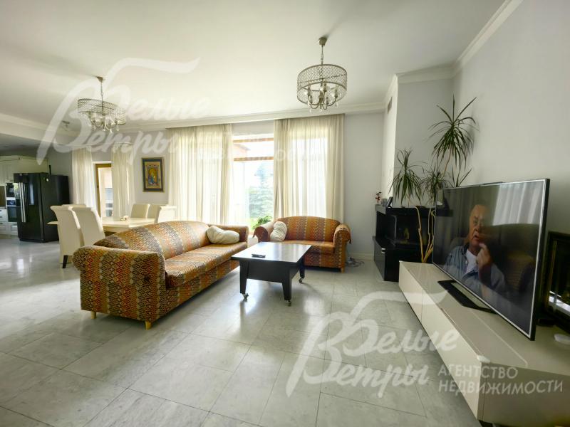 Гостиная-столовая 55 кв.м с выходом на закрытую террасу