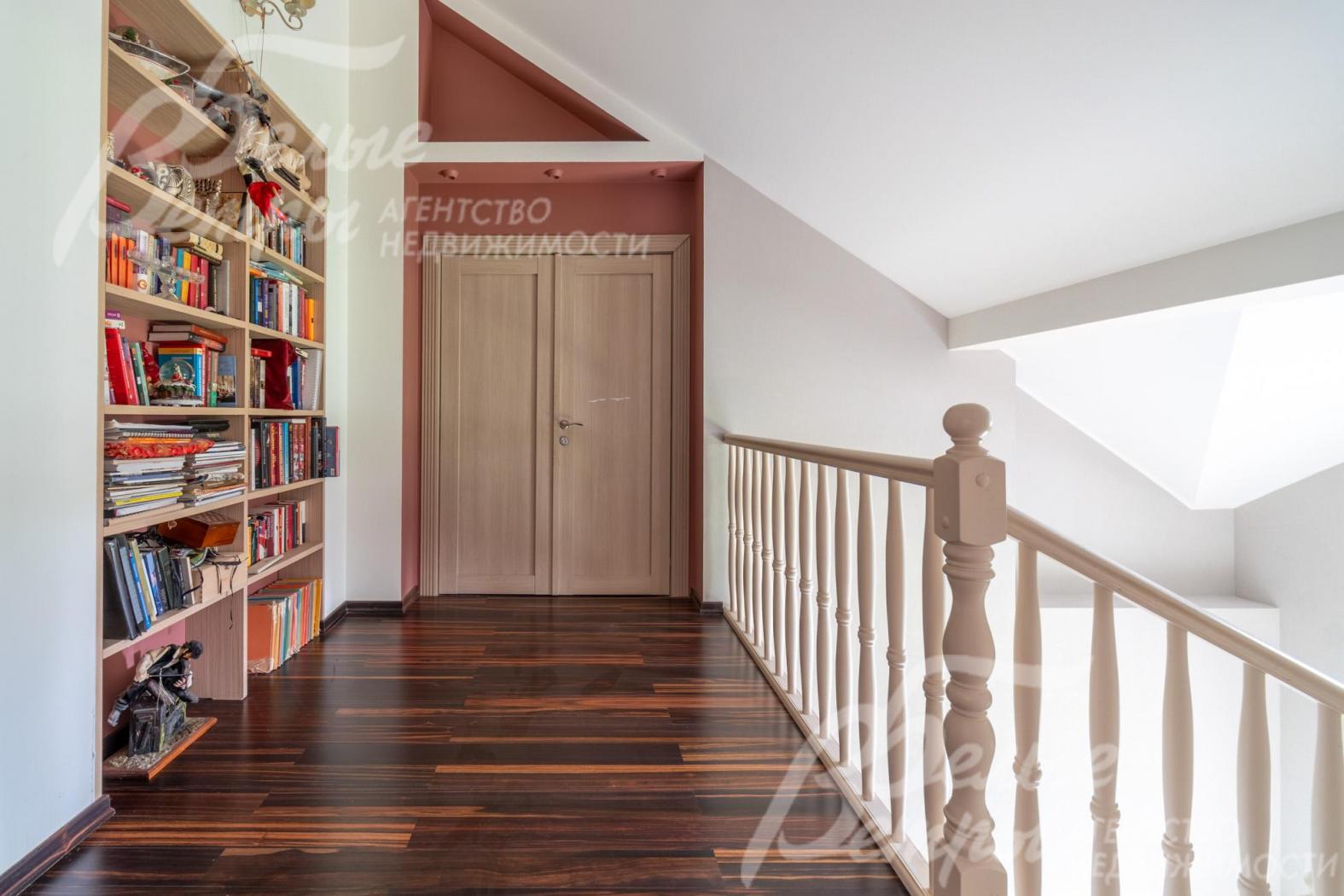 В холле на мансардном этаже - книжный стеллаж