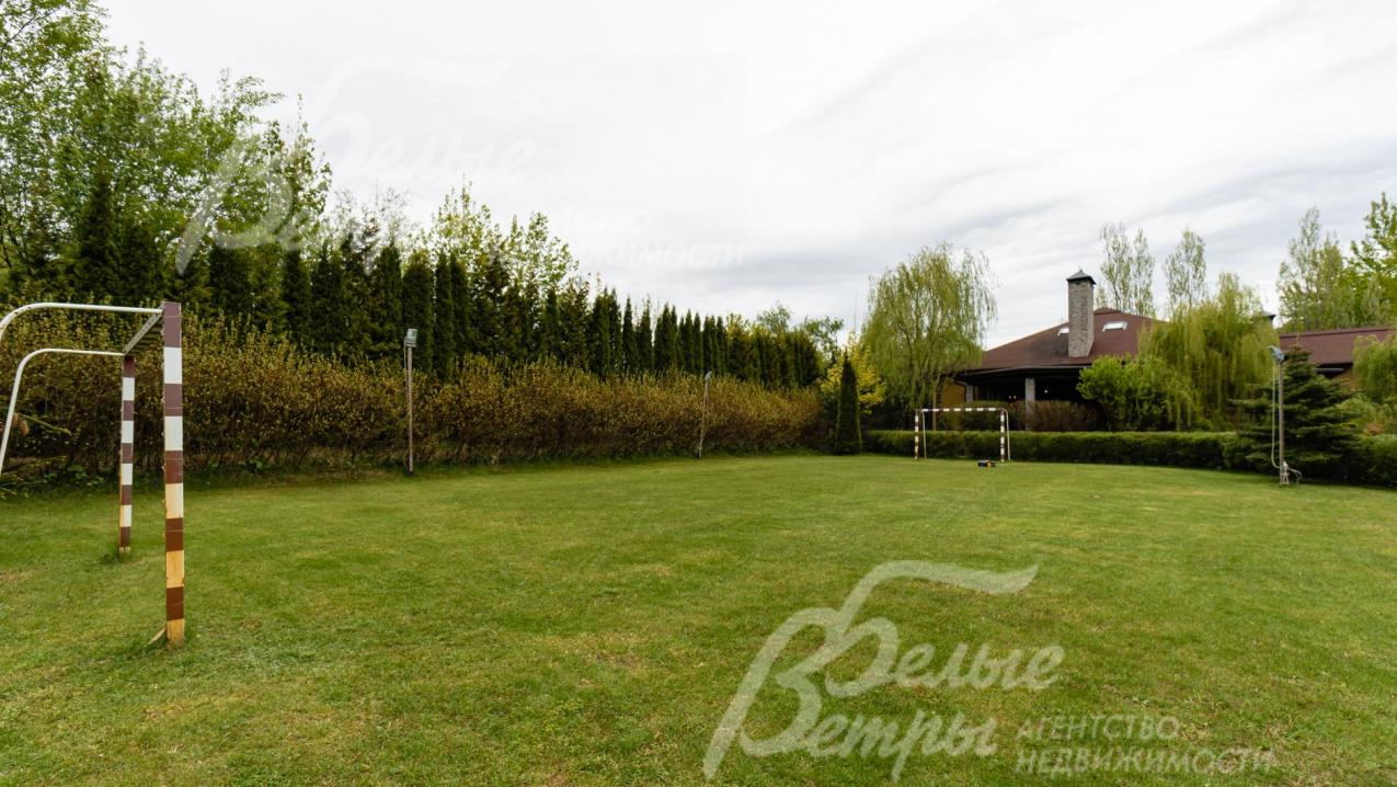 Есть футбольная и хоккейная площадки