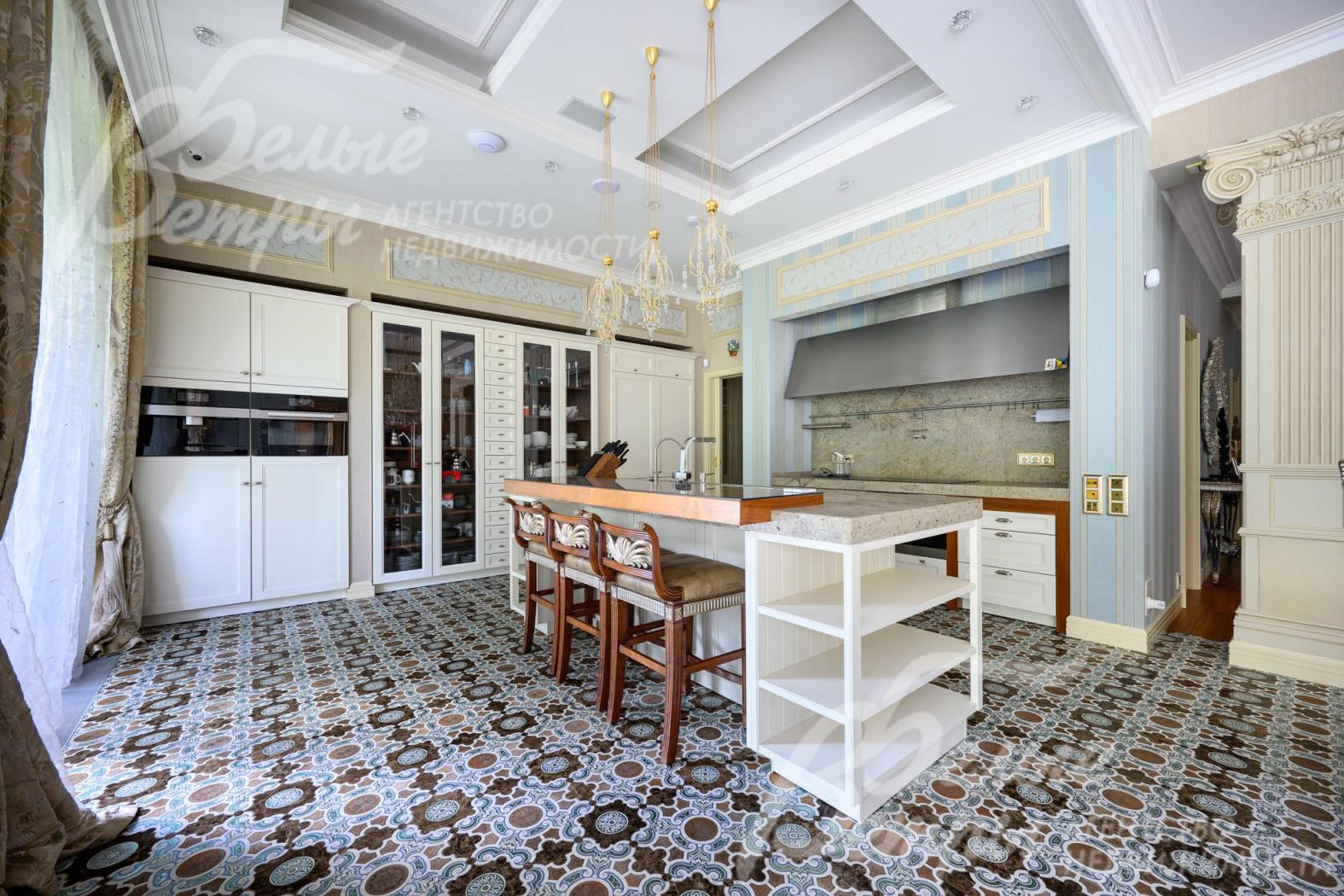 Гарнитур оснащен новой техникой и оборудованием марки Miele, столешница - из гранита