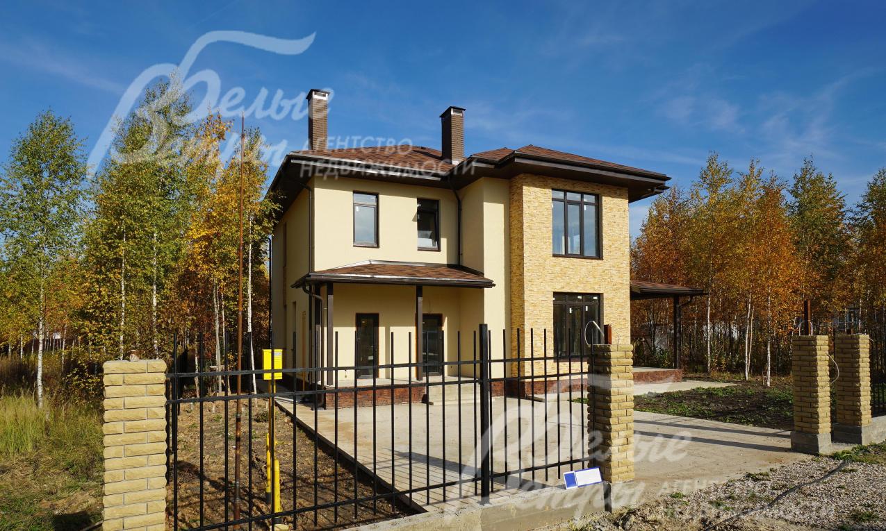 Участок огражден кованым забором в едином стиле коттеджного поселка