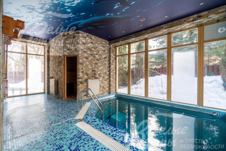 На первом этаже находится спа-зона с панорамным остеклением и большой купелью (2,15×3,35 м, глубина 1,85 м)