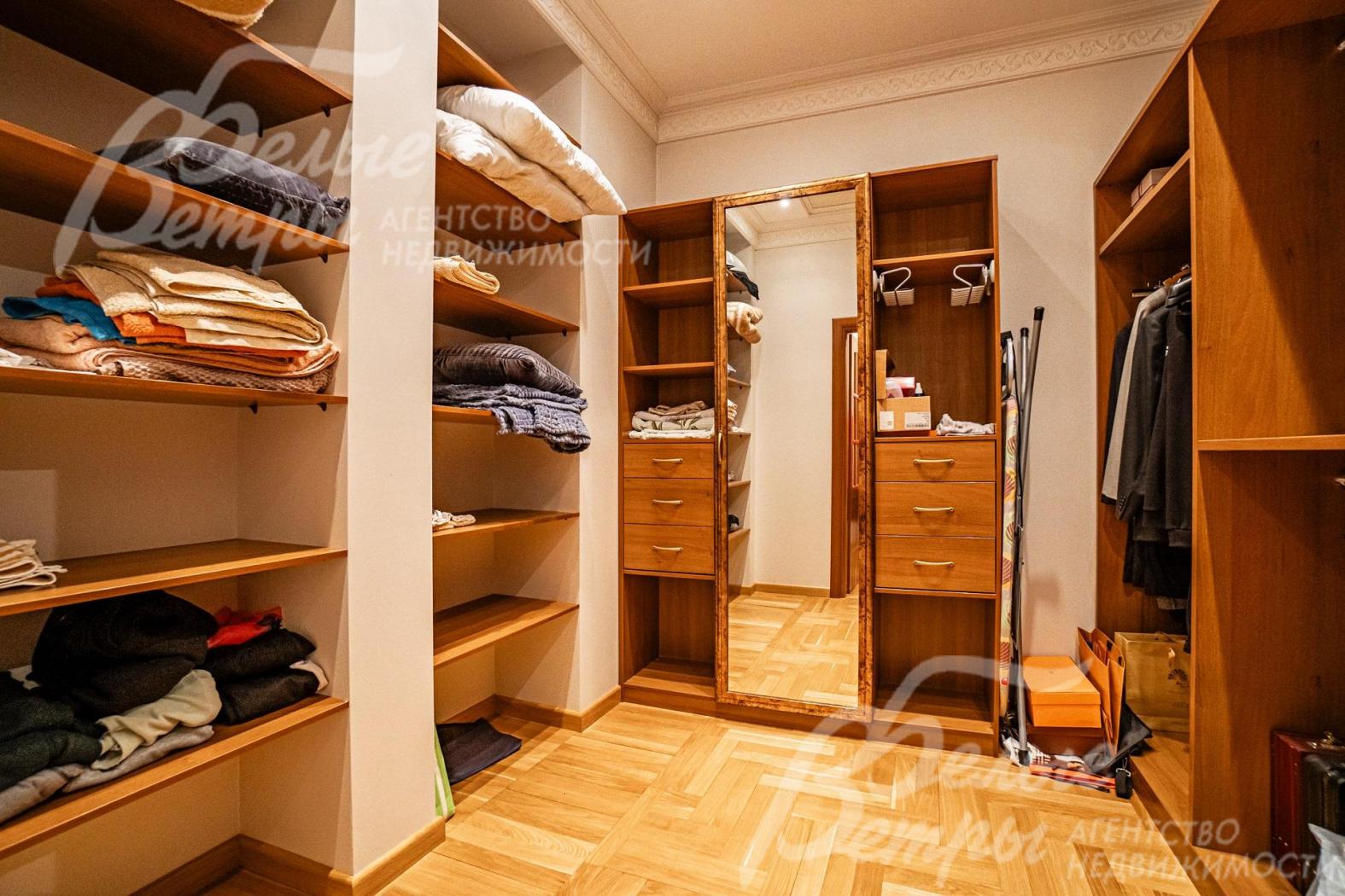 Гардеробная при мастер-спальне