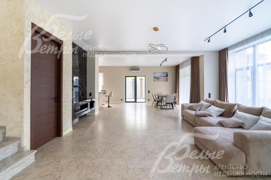 Гостиную украшает биокамин, отделанный керамогранитом