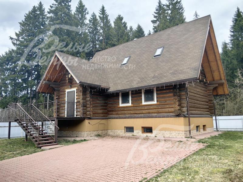 Бревенчатый трехуровневый дом на участке 8 соток. 