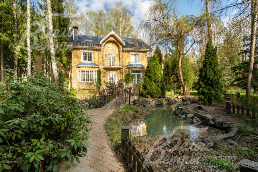 Вокруг дома - уникальный по своей красоте богато оформленный лесной участок с живописным ландшафтным дизайном