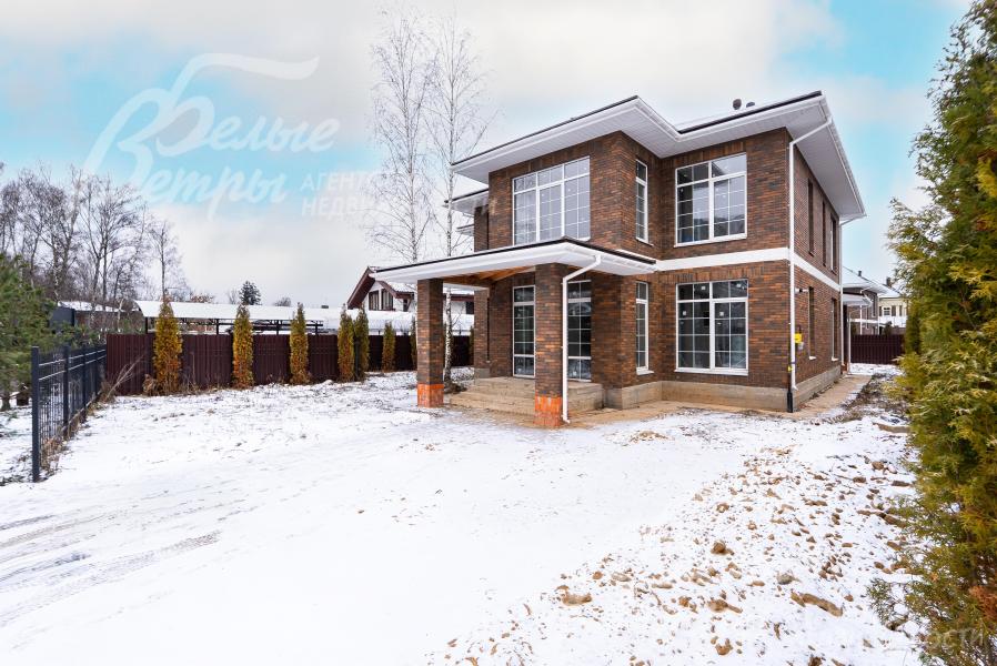 На участке высажены туи, вокруг дома проходит дренажная система