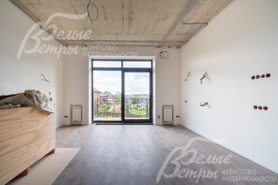 Мастер-спальня на втором этаже с раздвижным окном с выходом на балкон