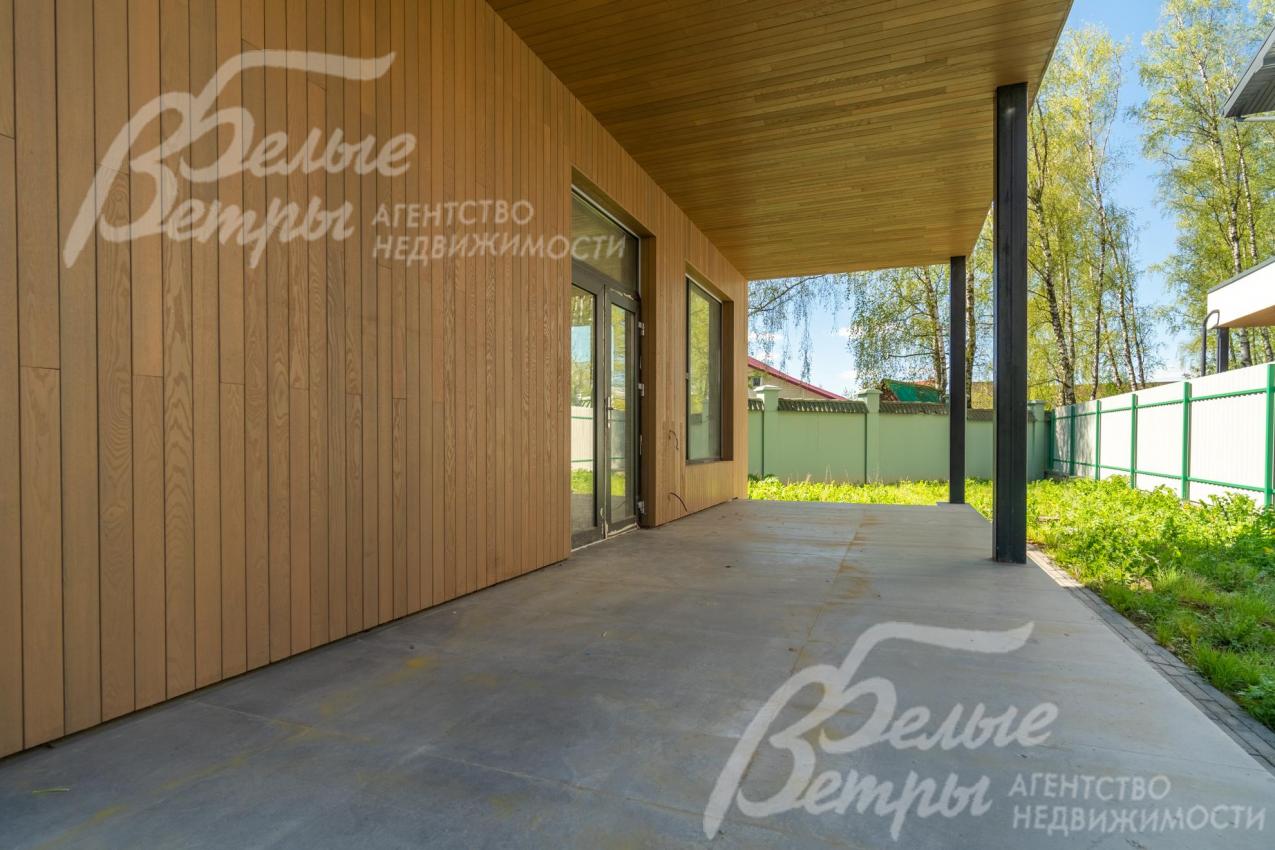 Большая крытая терраса для зоны отдыха.