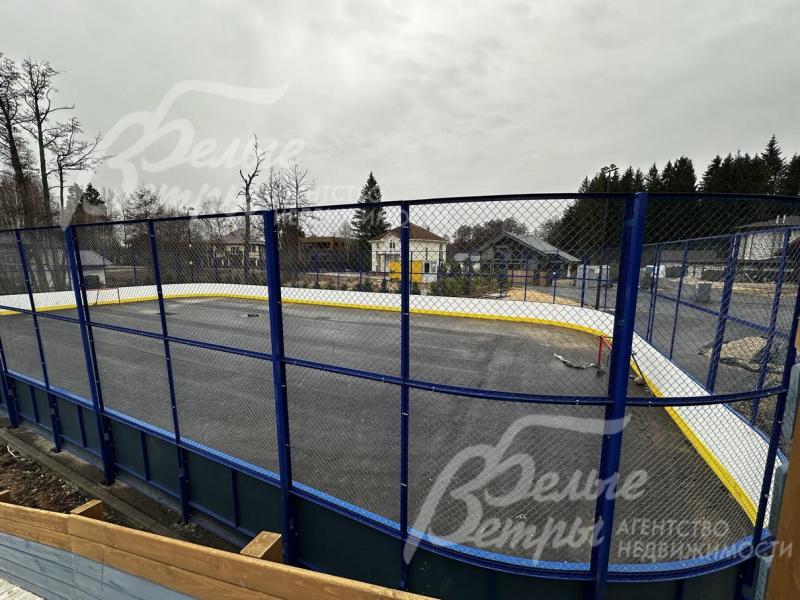 Спортивная площадка на территории поселка Лесной Пейзаж