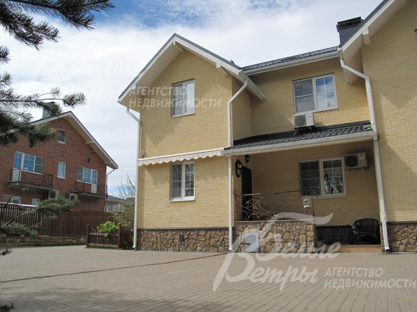 Площадка для 3 авто перед домом