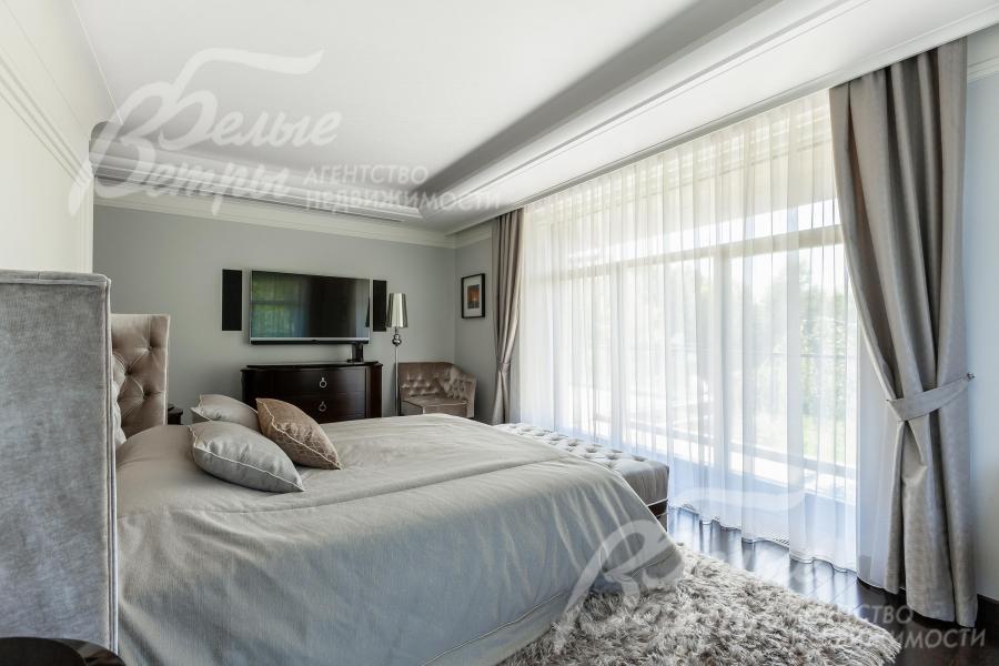 На полу паркетная доска