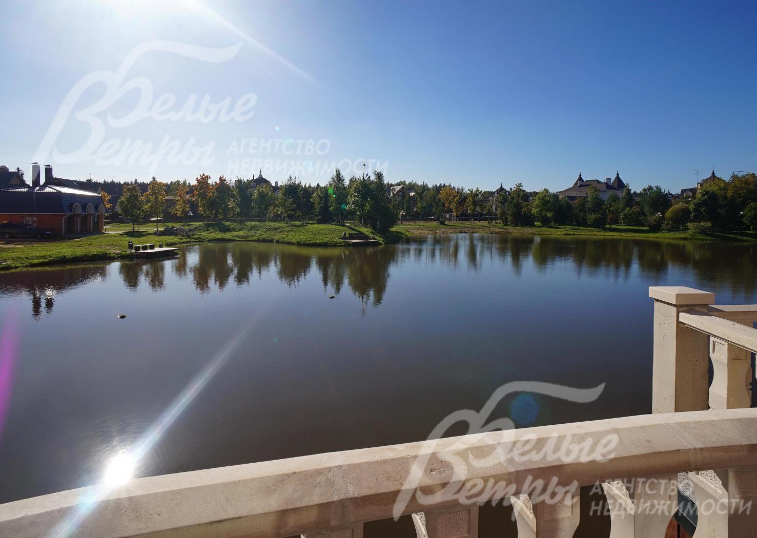 Озеро в поселке Глаголево Парк