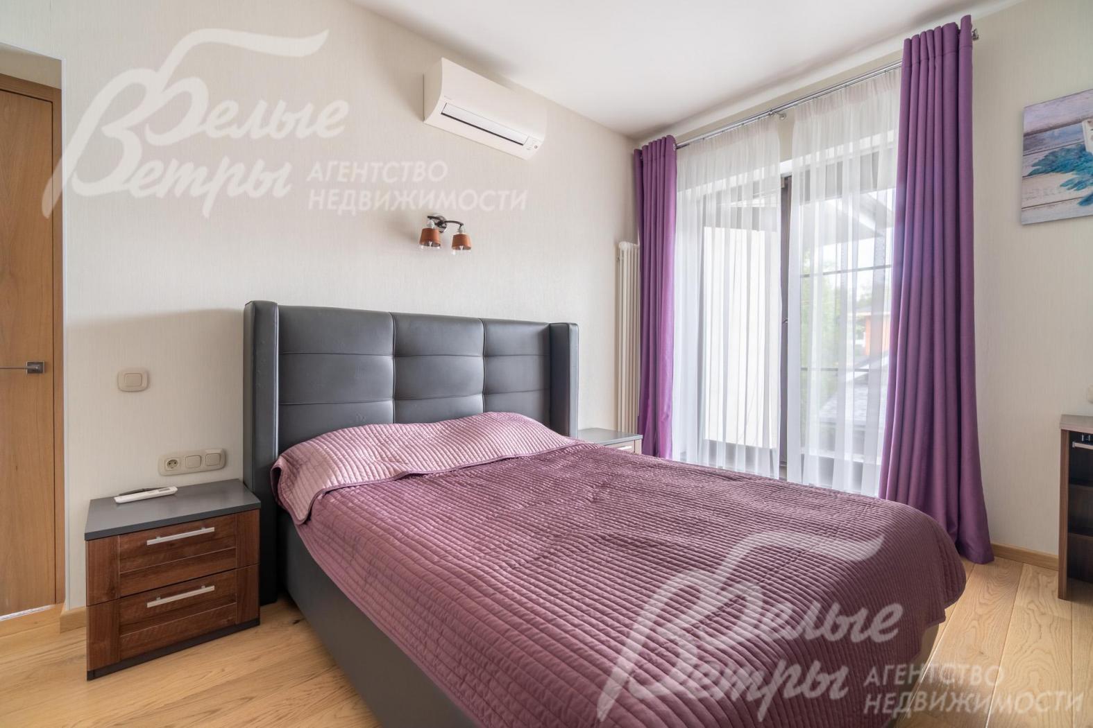 Спальня на втором этаже с большим окном: установлен комфортный спальный гарнитур