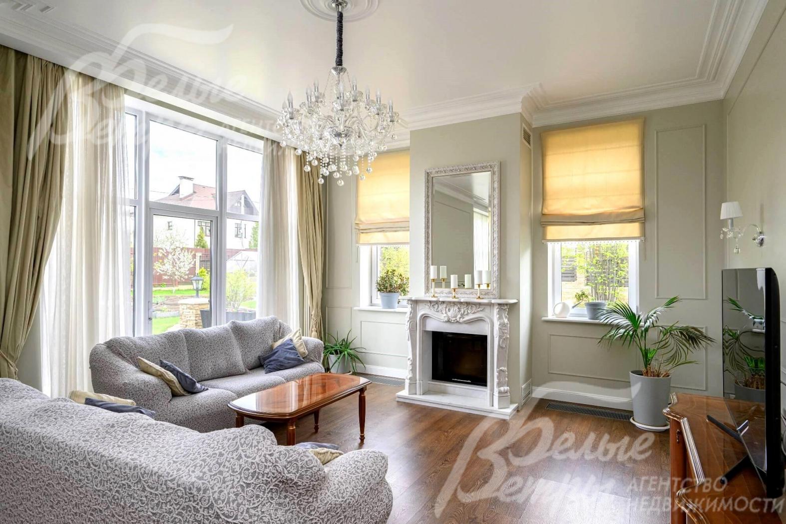 Гостиная с камином, отделанным мрамором.