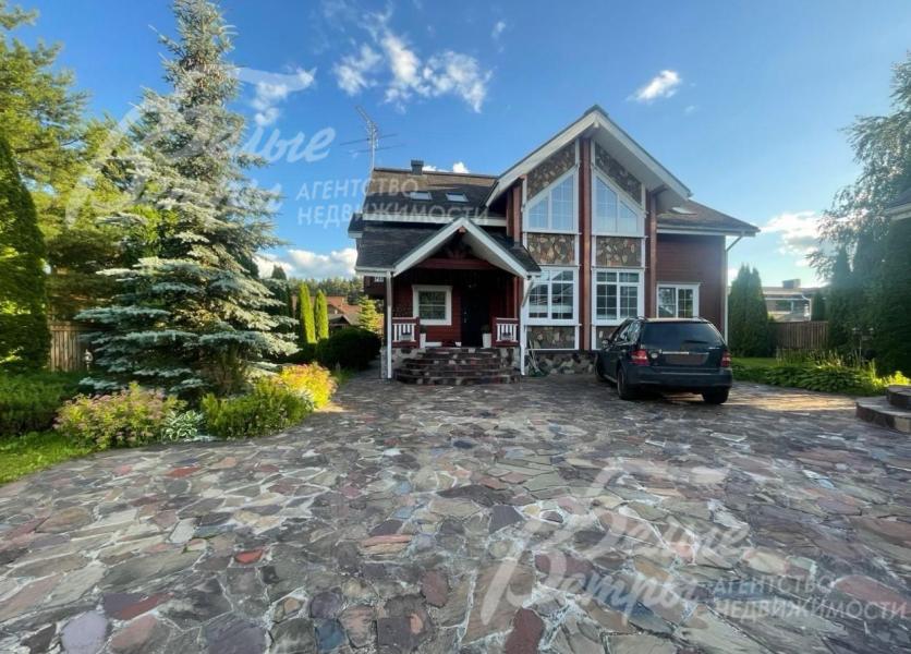 Въездная группа у дома с парковкой на 4 авто