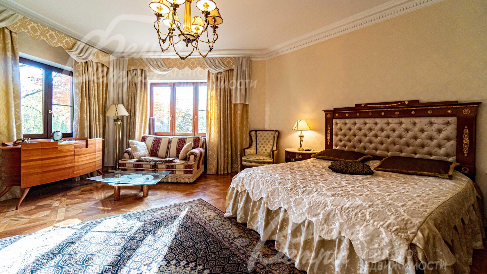 Дом выполнен "под ключ" с отделкой в классическом стиле