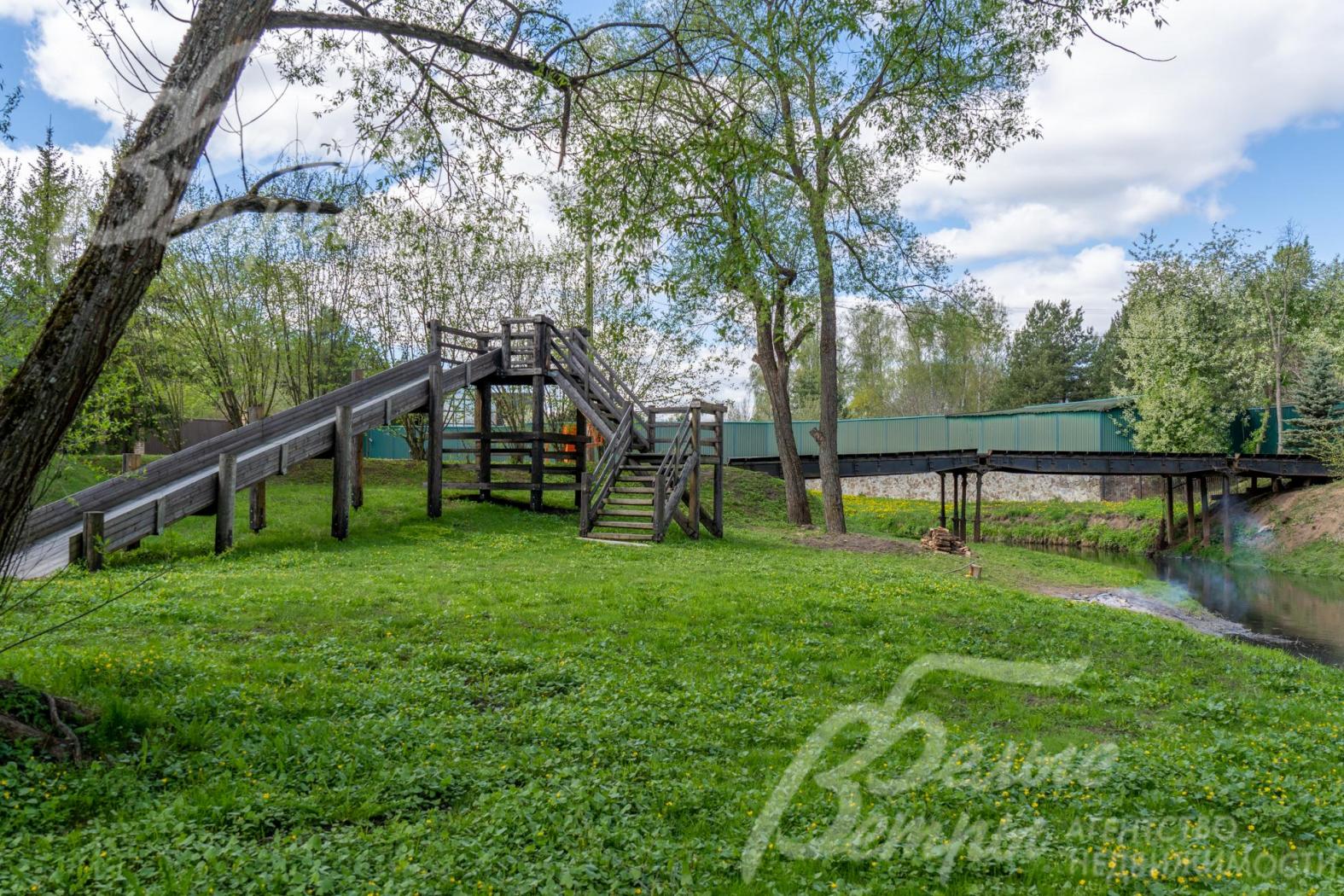 Зона отдыха и игр с детьми находится у реки, установлена видовая деревянная горка