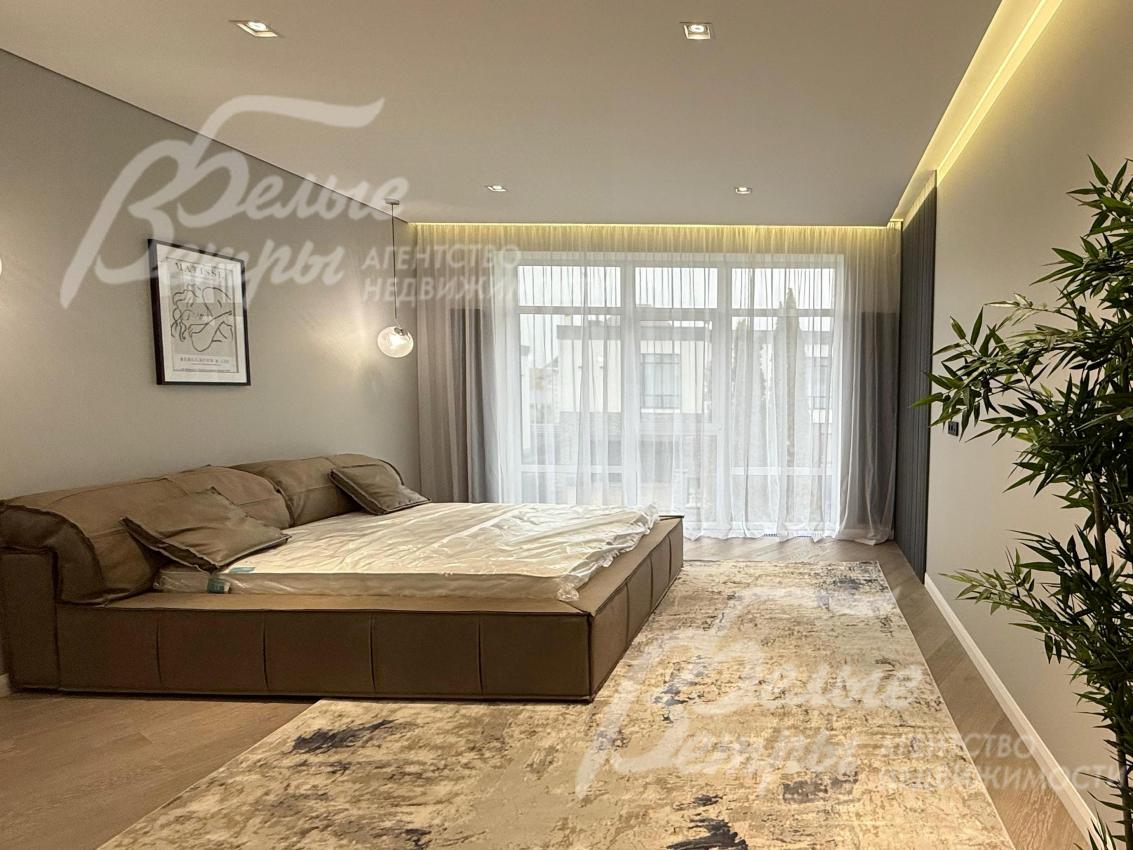 Мастер-спальня с панорамным окном. Потолки в доме - с теневым профилем