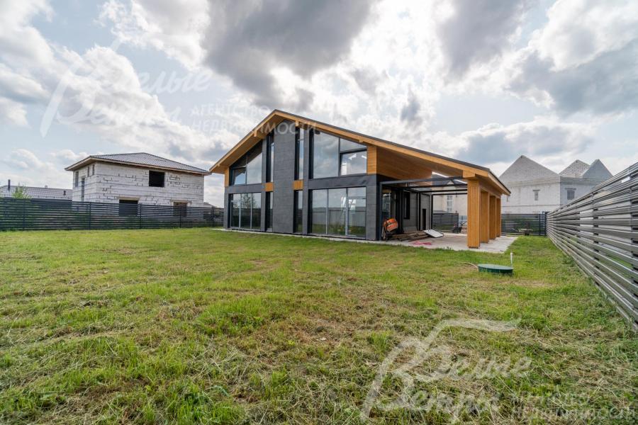 Участок 7 соток огорожен забором в стиле дома.