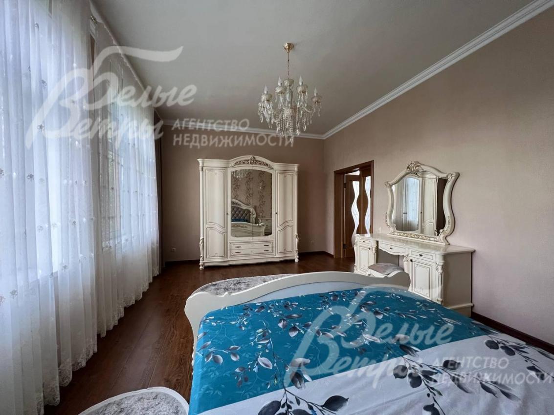 Спальный гарнитур выполнен в едином стиле.