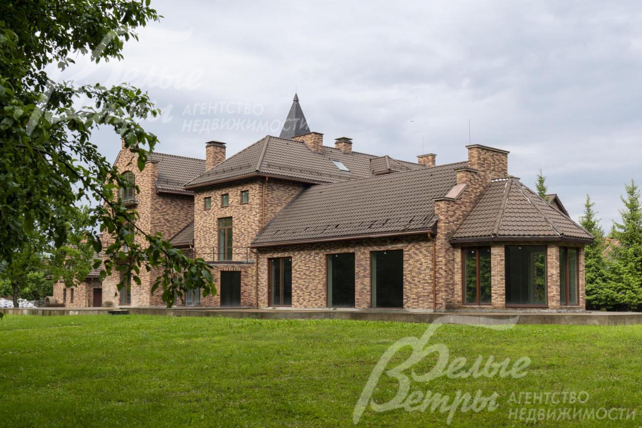 Вокруг дома подготовлено место для несколько объединённых террас общей площадью 328 кв.м