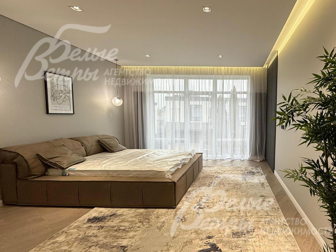 Мастер-спальня с панорамным окном. Потолки в доме - с теневым профилем