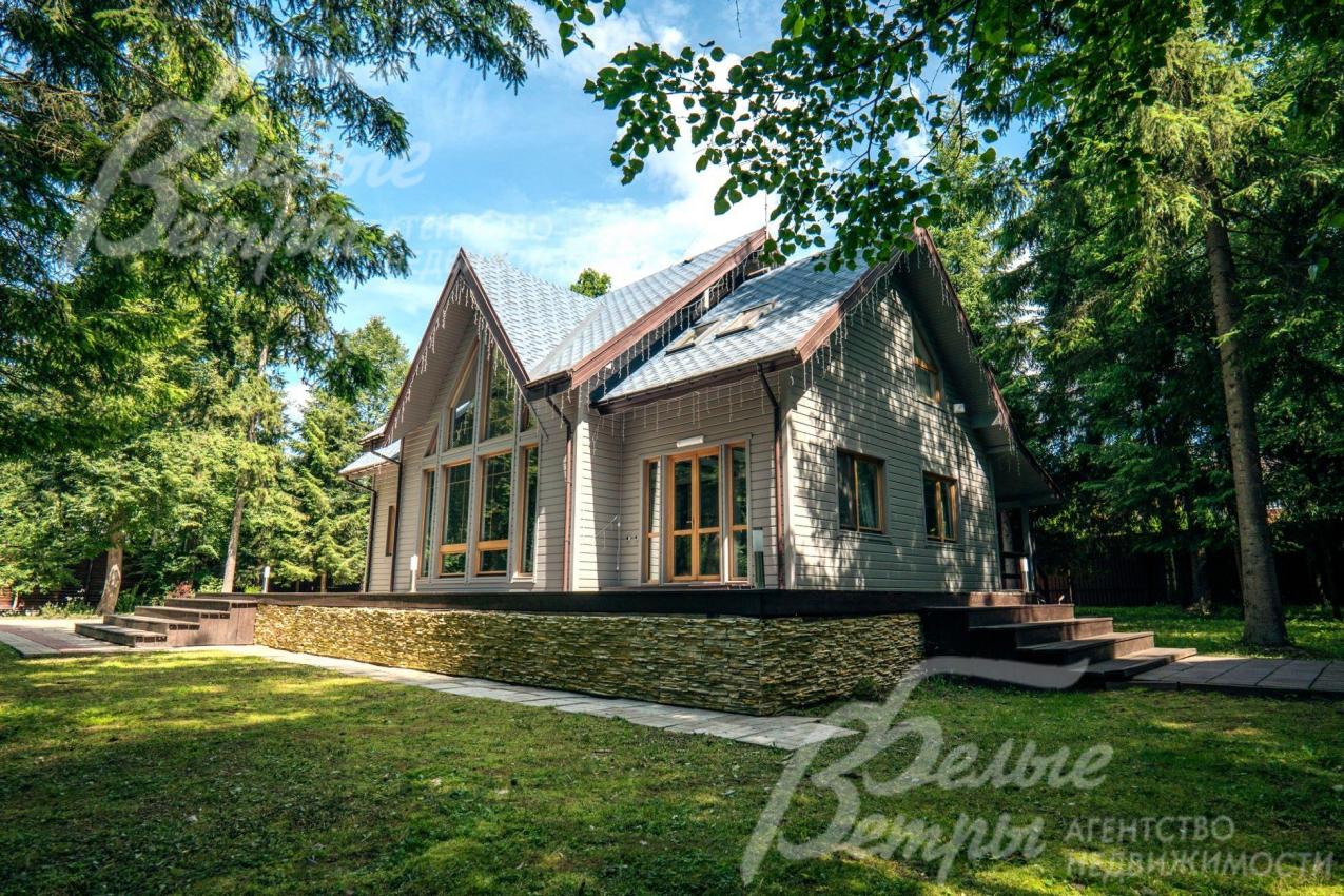 В доме - 2 крыльца с выходом на участок и просторная терраса 95 кв.м