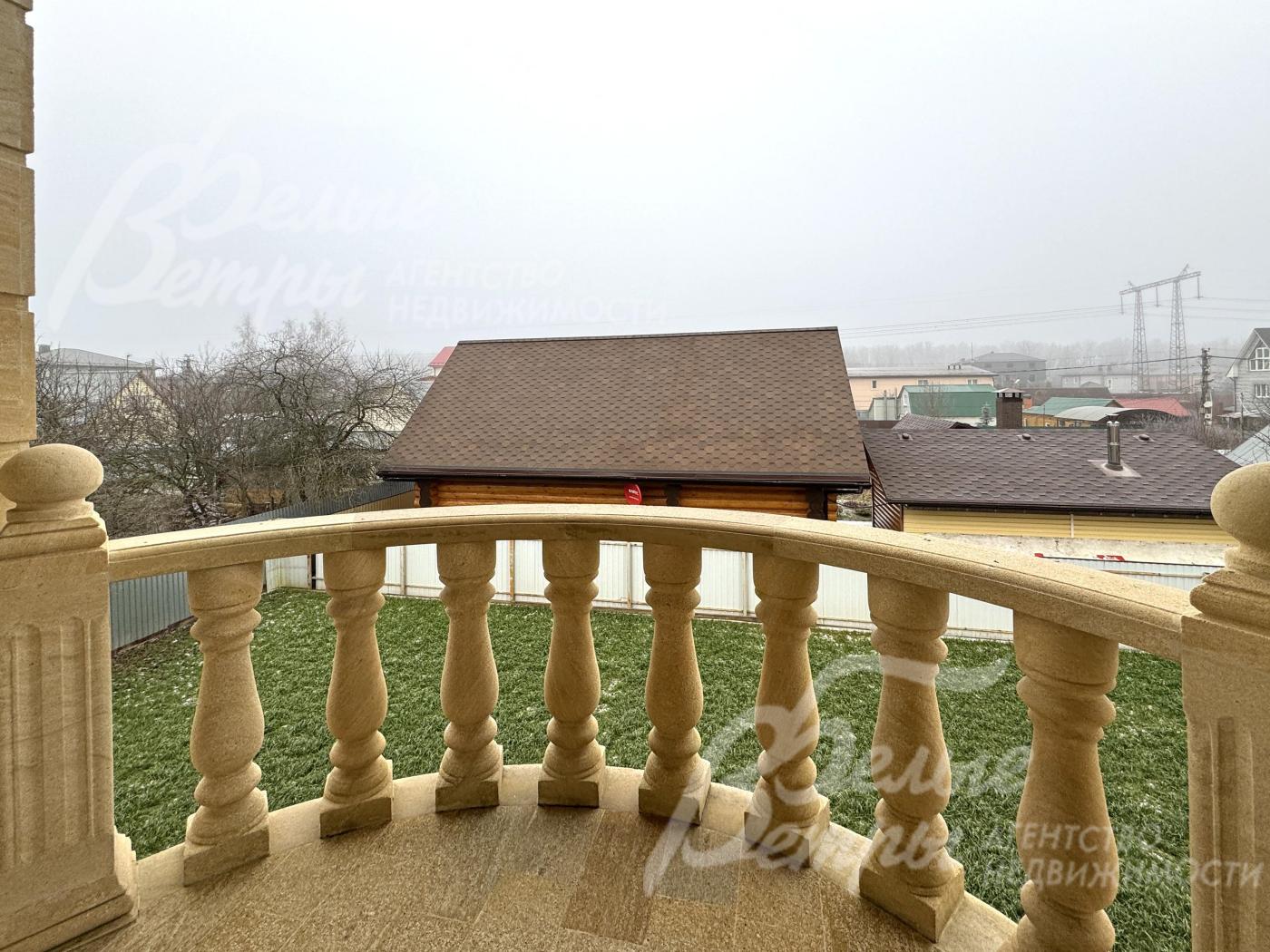 Балясины центрального балкона выполнены вручную из дагестанского камня