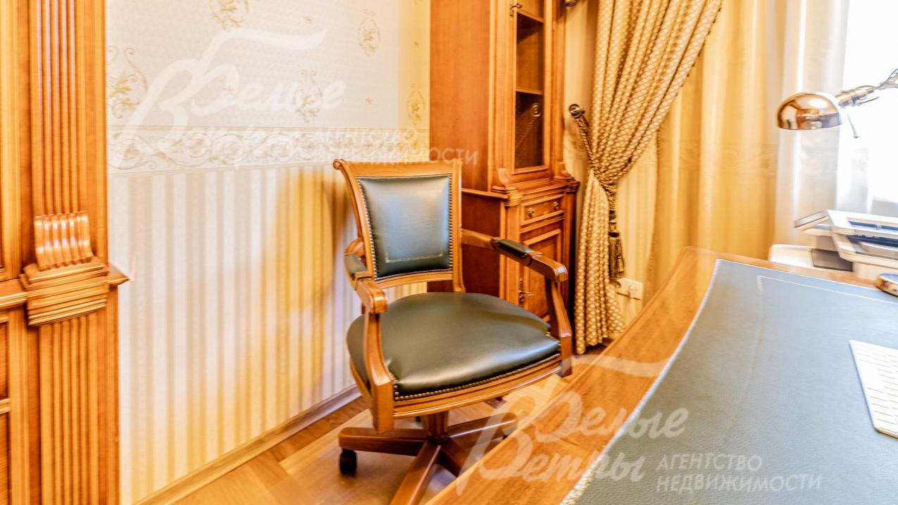 Гарнитур из красного дерева