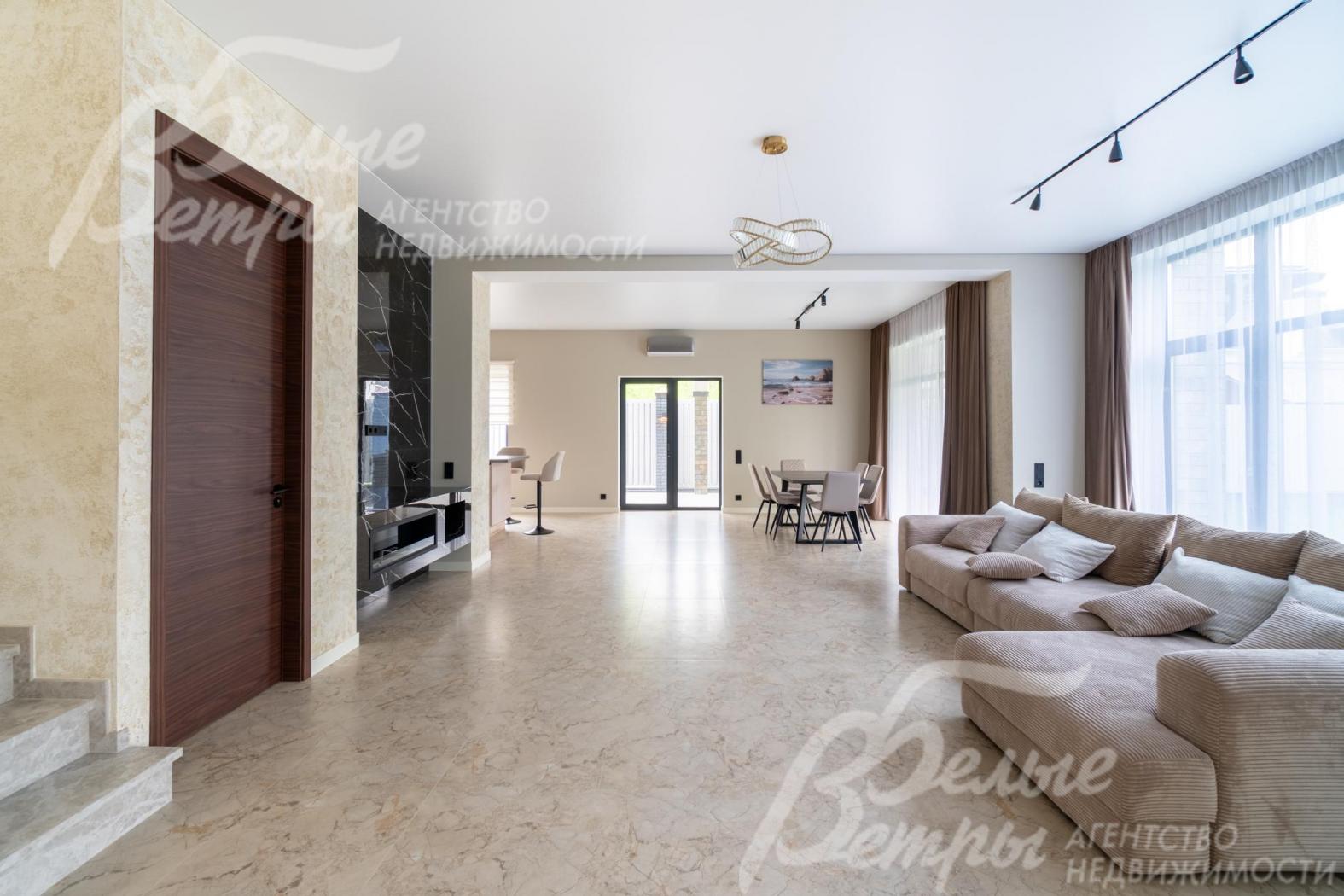 Гостиную украшает биокамин, отделанный керамогранитом