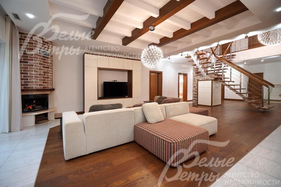 Интерьер гостиной украшают дизайнерские люстры и светильники