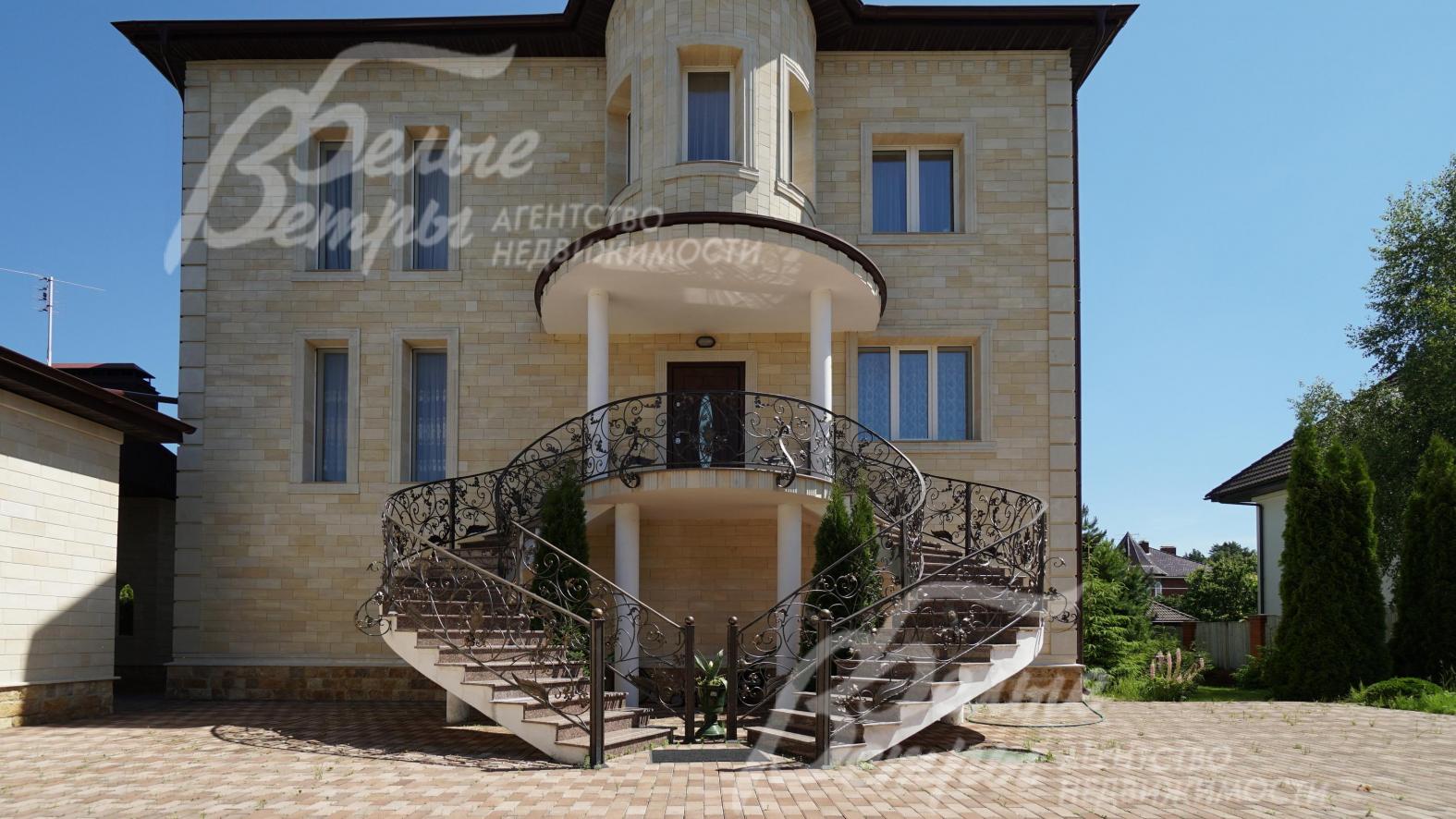 Мраморная лестница с кованым украшением