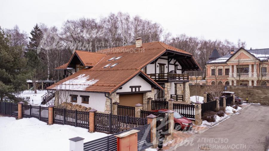 Коттедж в стиле шале на участке площадью 18 соток в охраняемом коттеджном поселке Времена года