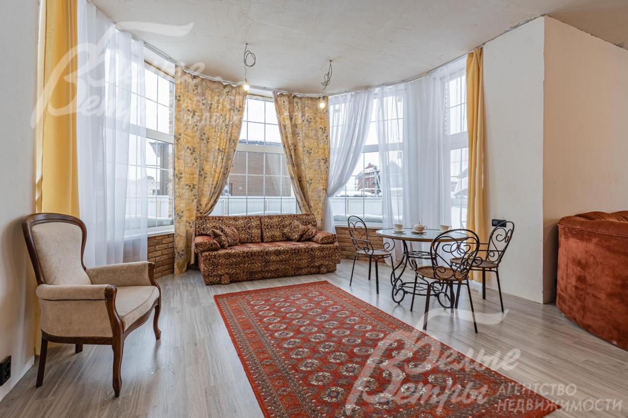 Выполнена отделка под финиш, с разведенной по дому электрикой, сантехническими трубами, теплым полом и радиаторным отоплением