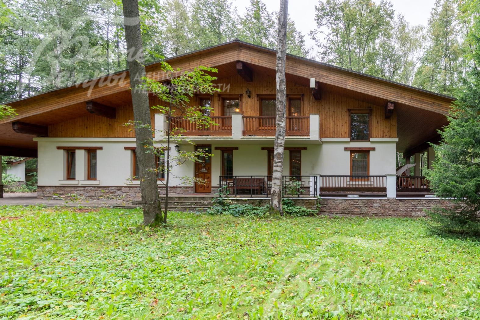 С балкона 2-го этажа открывается шикарный вид на лесной участок