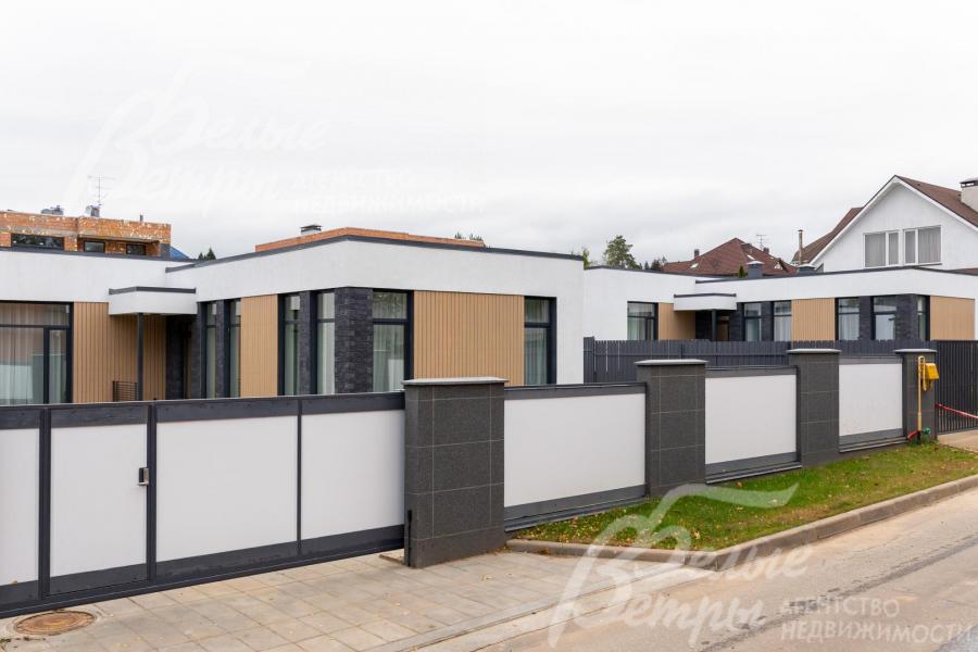 Новый одноэтажный дом в стиле хай-тек с завершённым ремонтом, мебелью и техникой