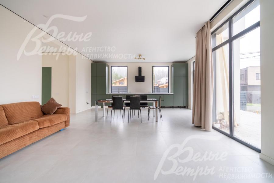 Дом практически готов к заселению: выполнена отделка с применением дорогостоящих материалов, частично размещена мебель