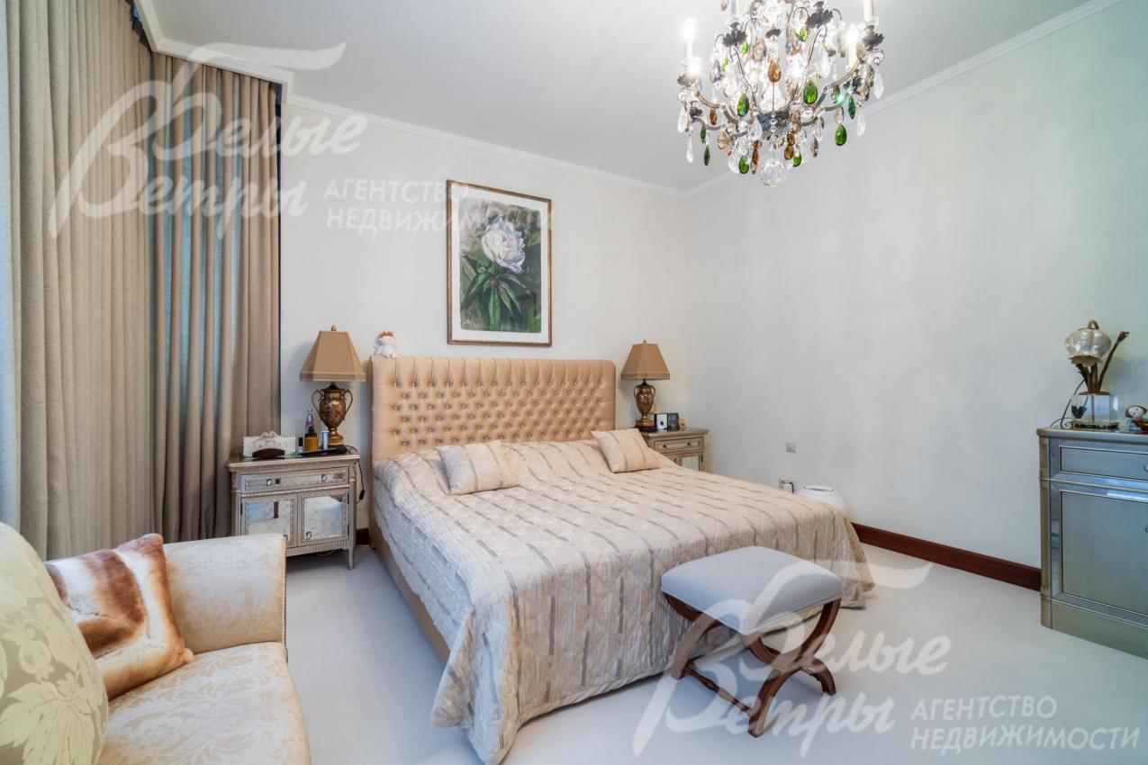 Более двухсот люксовых люстр и светильников марки Schonbek (США), с кристаллами из хрусталя, горного хрусталя и топазов.