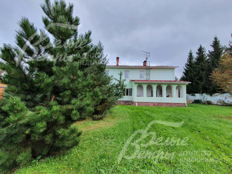 Вид на дом со стороны участка